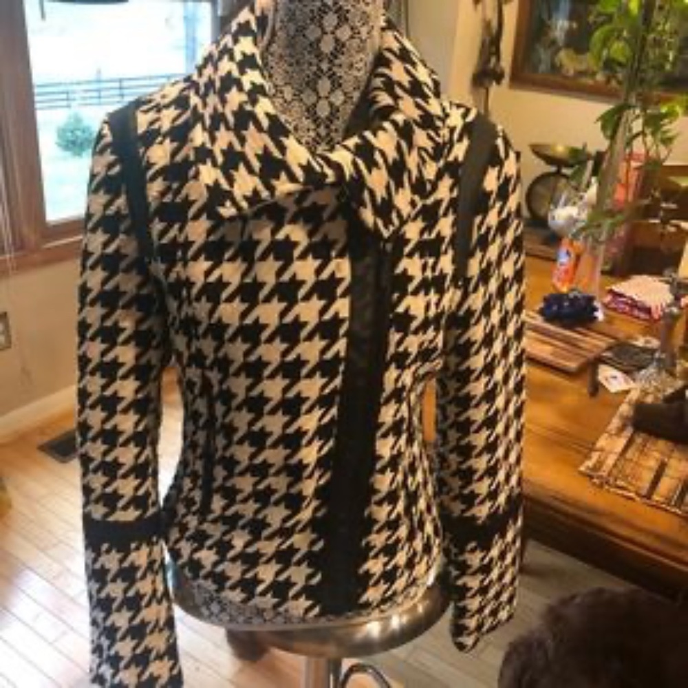 fitted black and white blazer